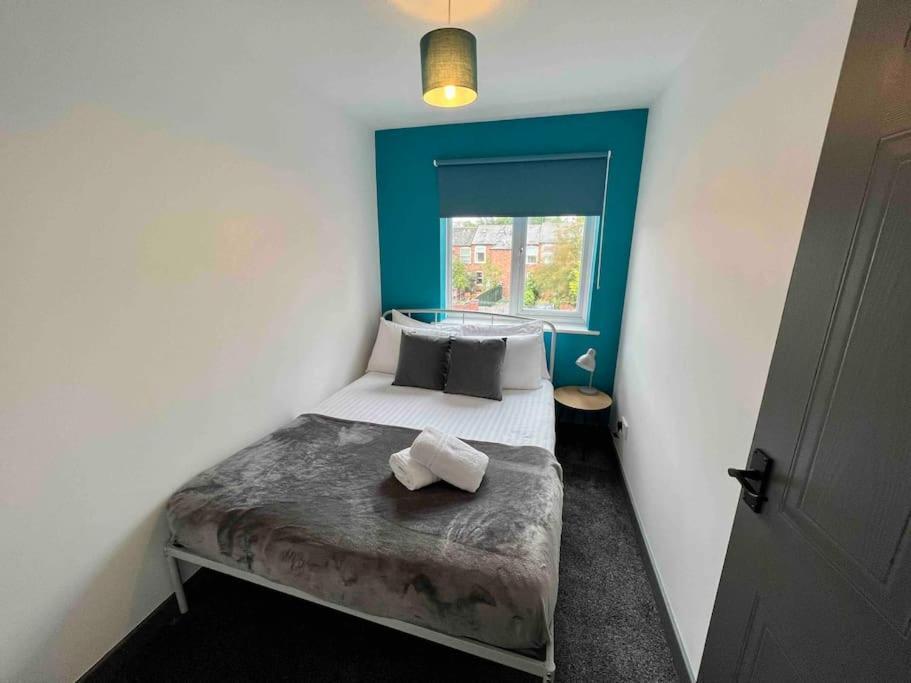 3 Bedroom House With Parking Manchester Bagian luar foto